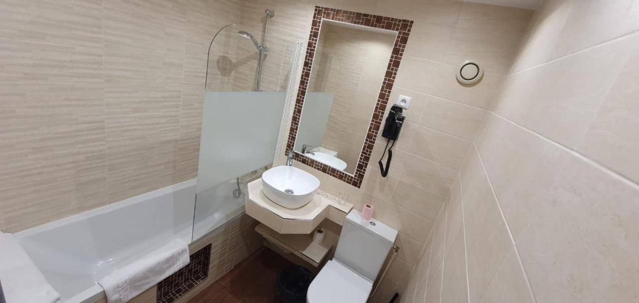 Hotel Des Pyrenees - Entre Bastille Et Nation 2*