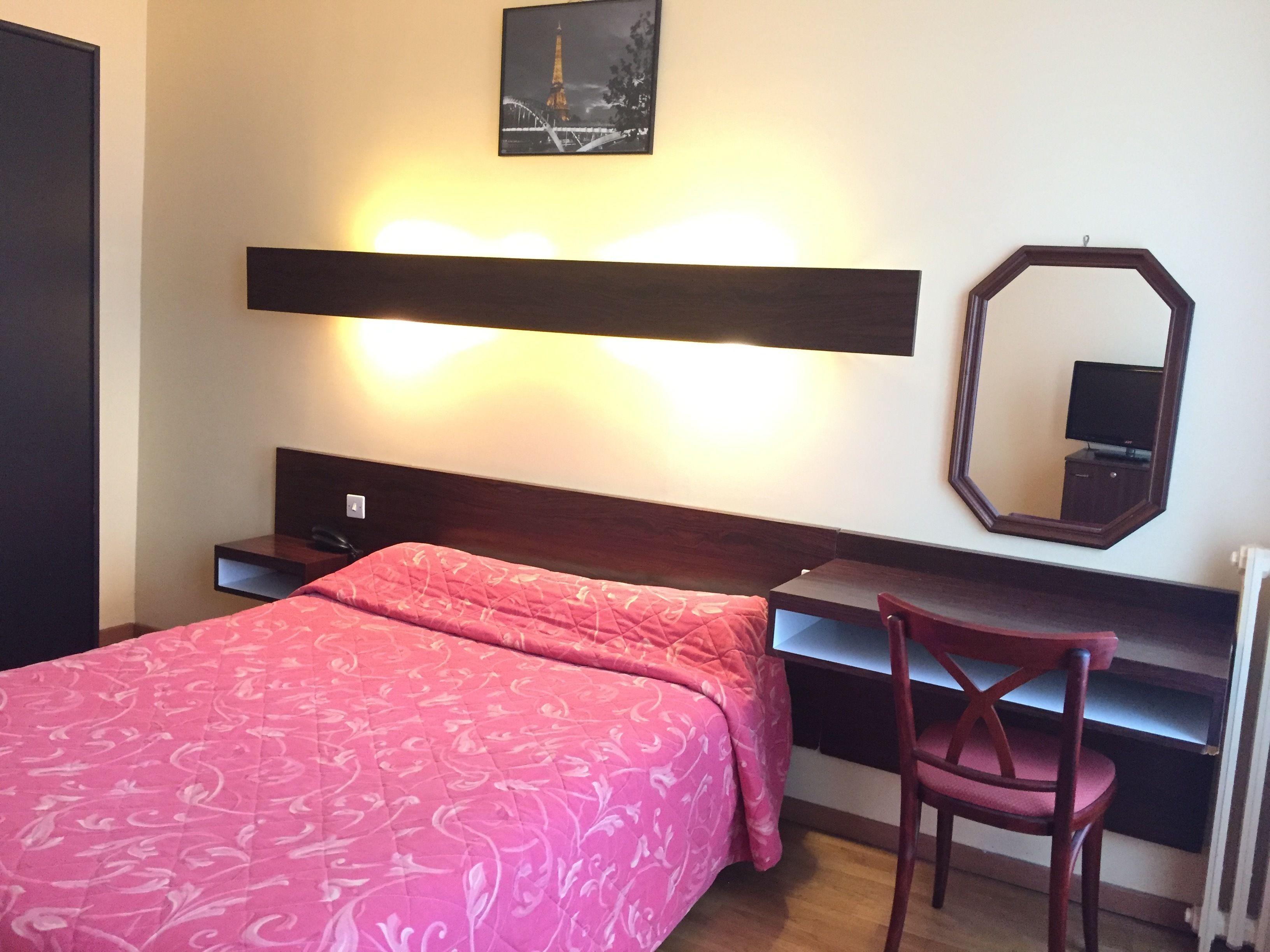 Hotel Des Pyrenees - Entre Bastille Et Nation 2*