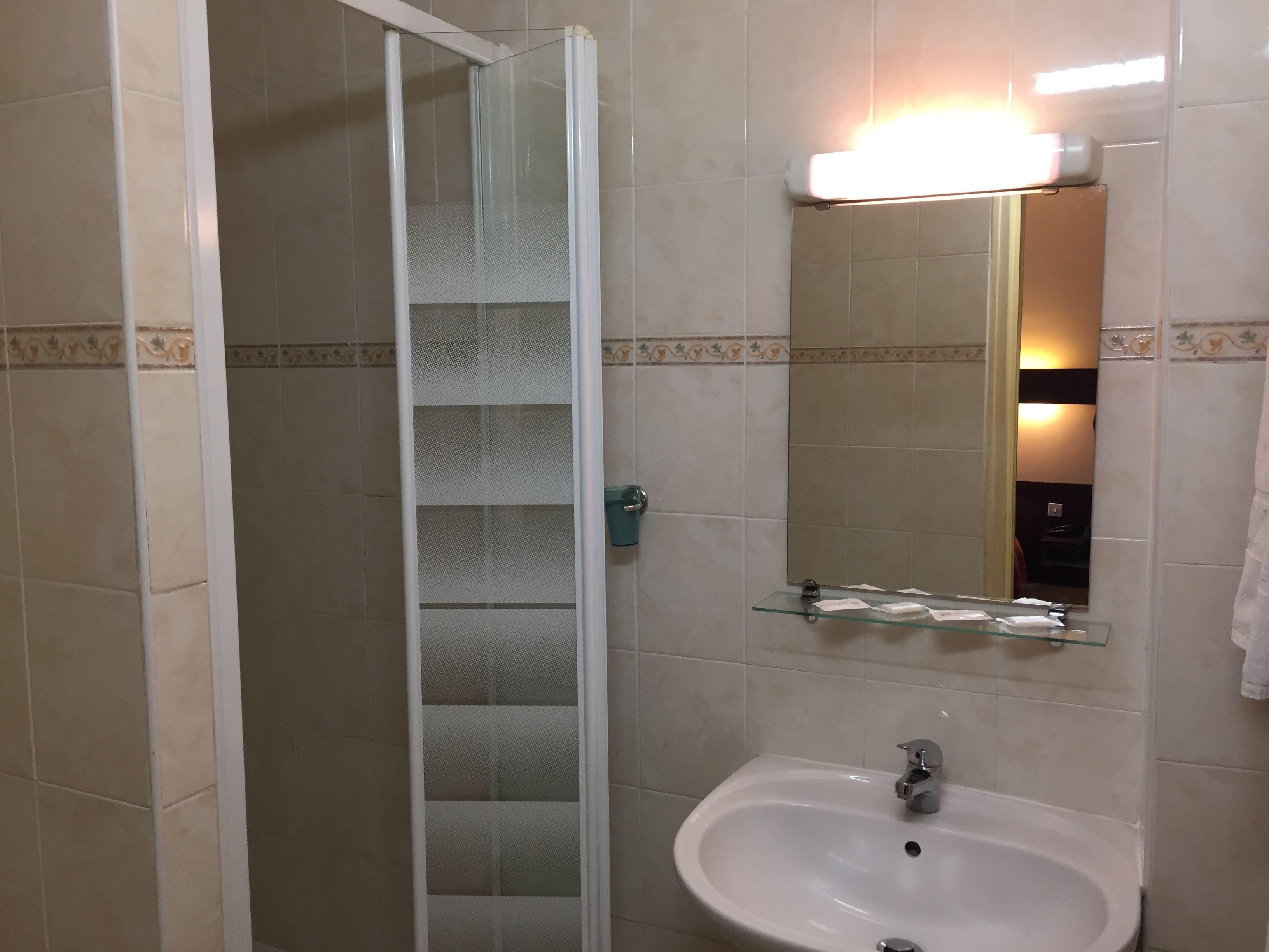 Des Pyrenees - Entre Bastille Et Nation