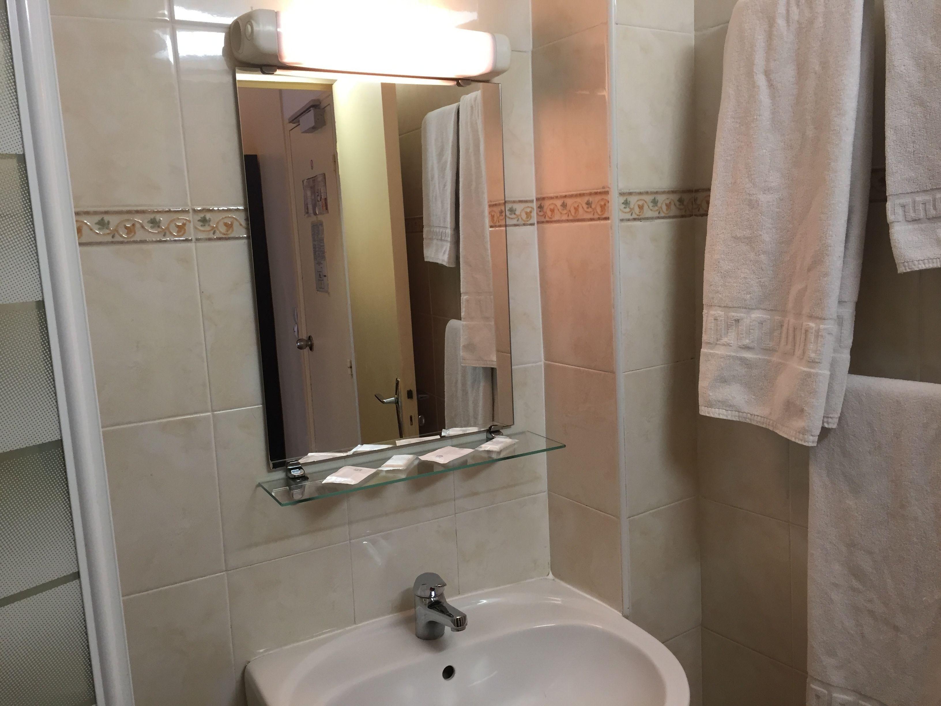 Des Pyrenees - Entre Bastille Et Nation