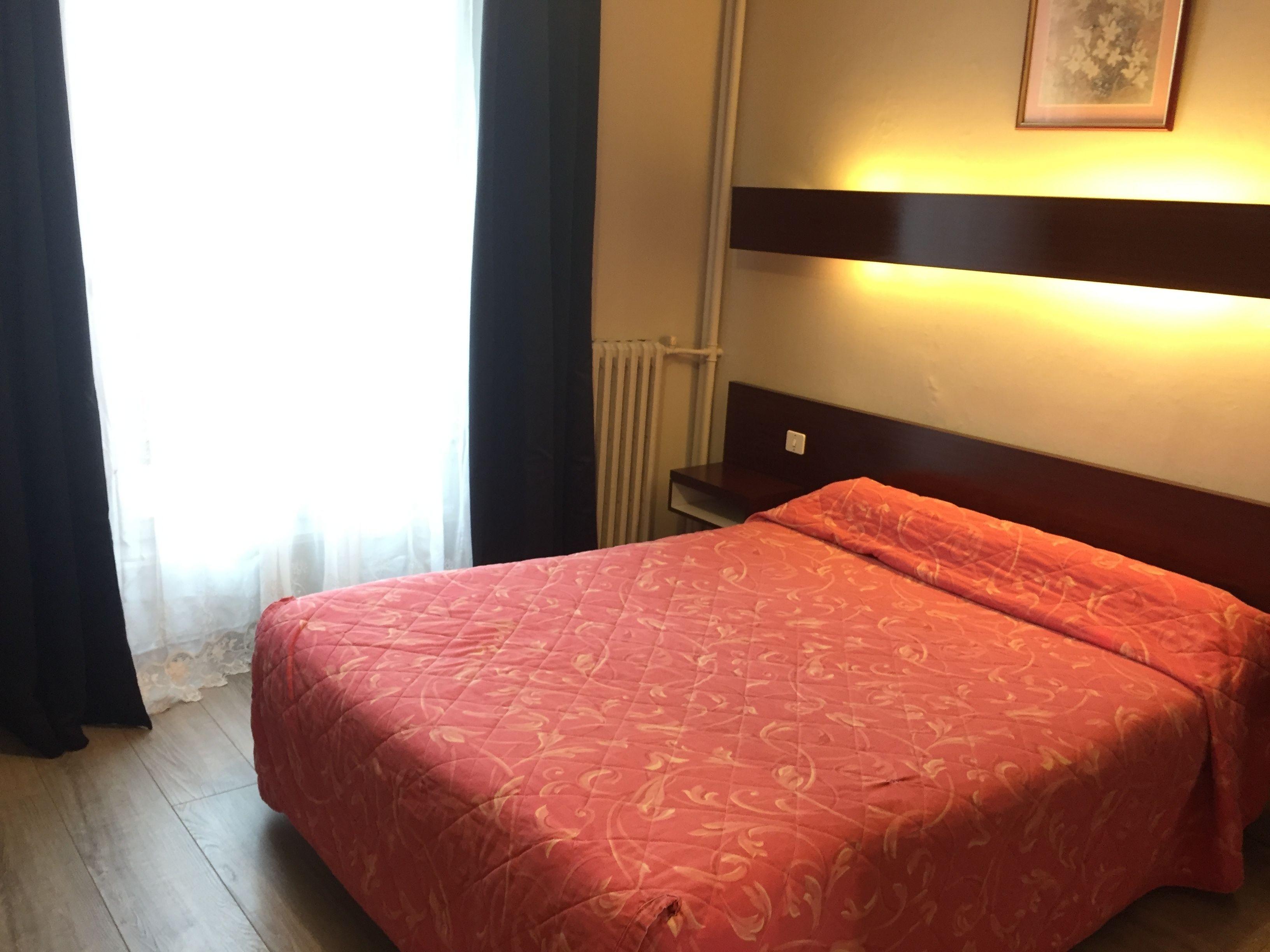 Des Pyrénées - Entre Bastille Et Nation 2*