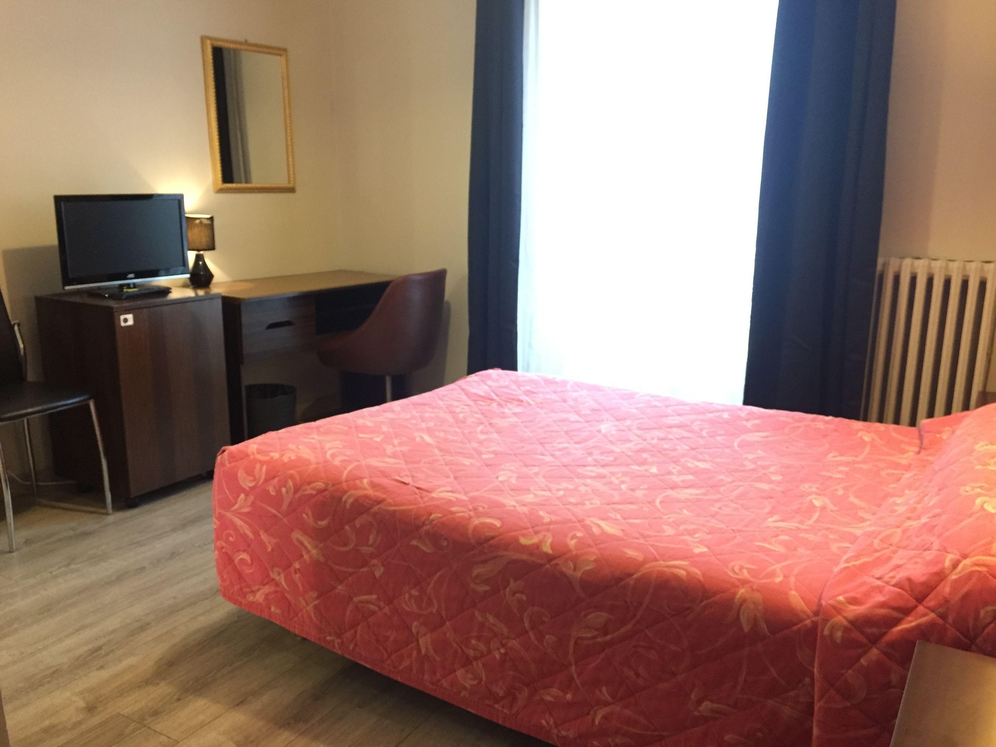 Des Pyrénées - Entre Bastille Et Nation 2*