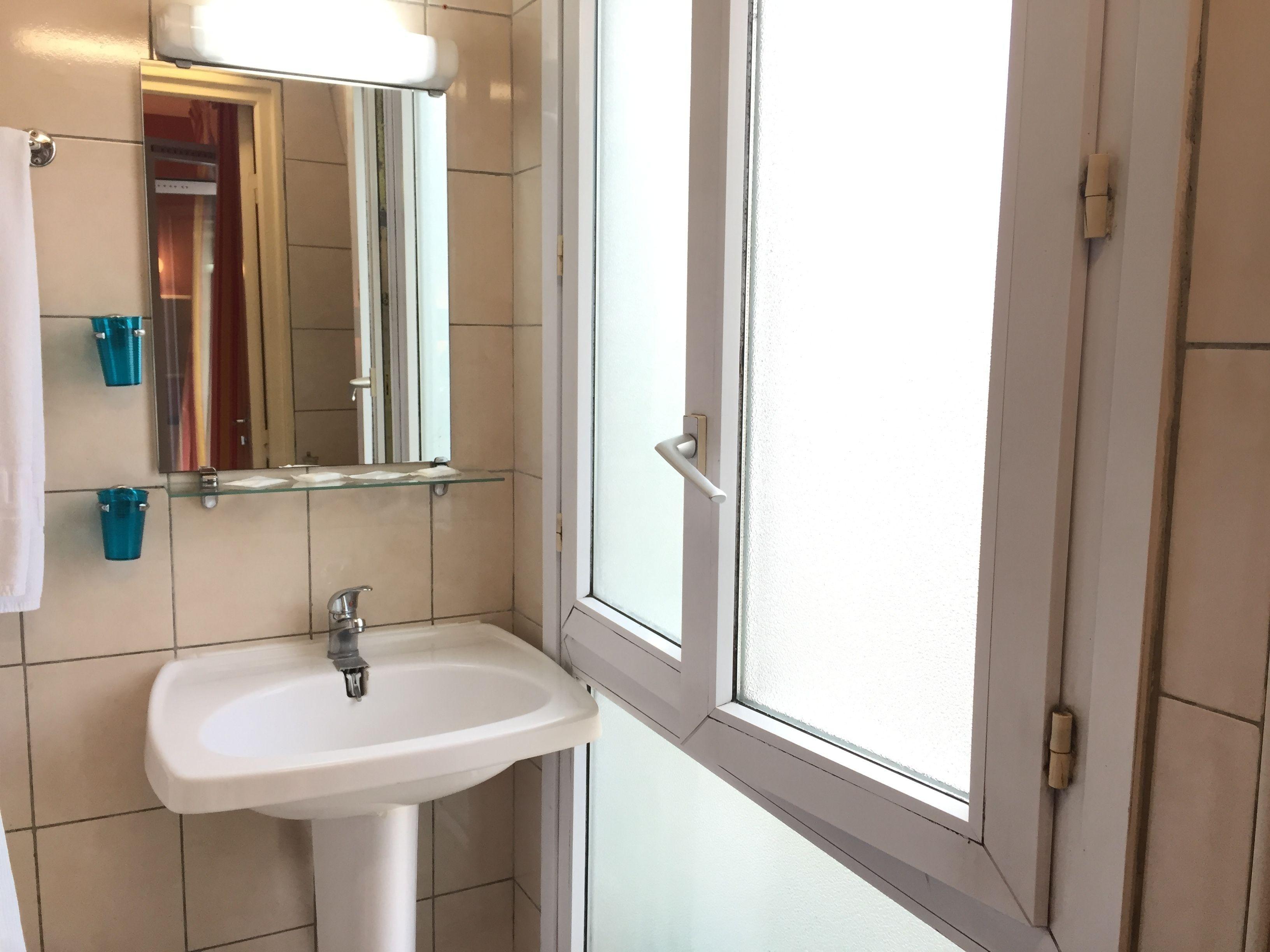 Des Pyrénées - Entre Bastille Et Nation 2*