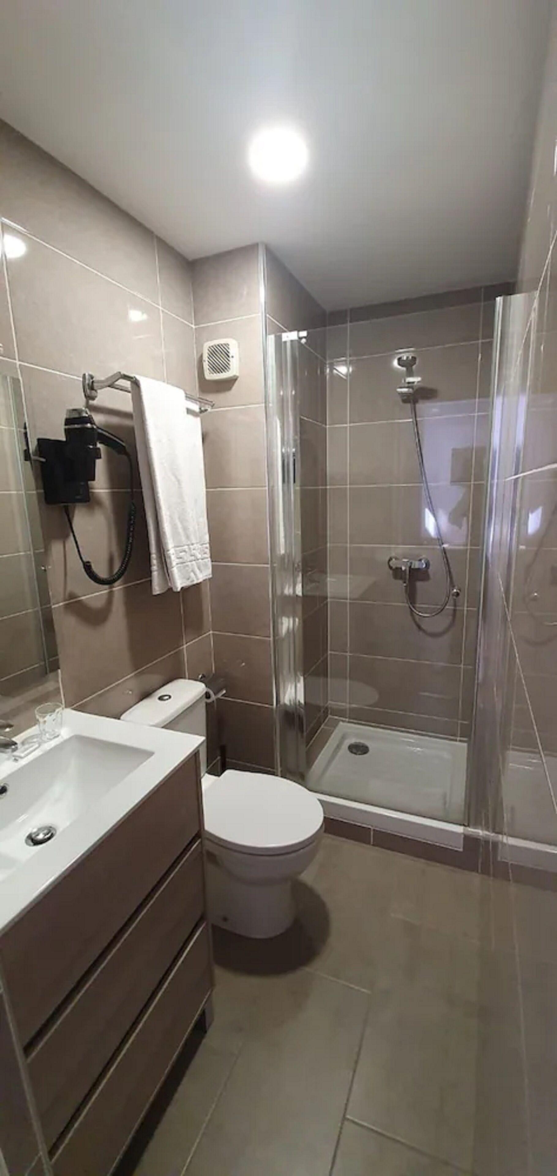 Des Pyrénées - Entre Bastille Et Nation 2*